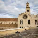 Sulla nostra destra invece, voltando lo sguardo, non si pu� non rimanere incantati dalla Cattedrale di San Sabino, qui visibile da una prospettiva inedita